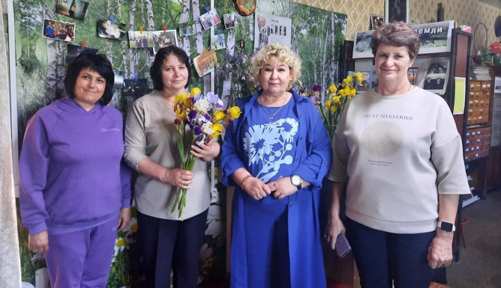 И двери распахнув библиотека в познанья путь читателя зовет