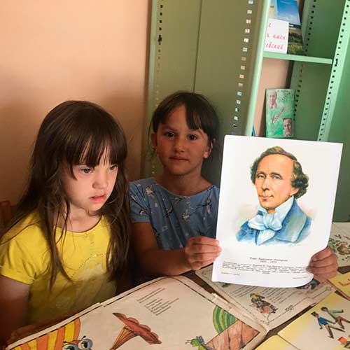 Путешествуют детишки по страницам добрых книжек Путешествуют детишки по страницам добрых книжек