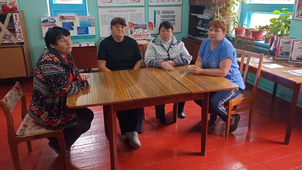 Пресвятая Богородица стелет свой покров