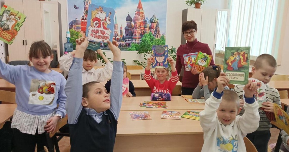По комнате ходят сказки