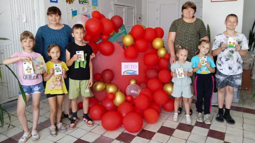 Я леплю из пластилина, получается картина