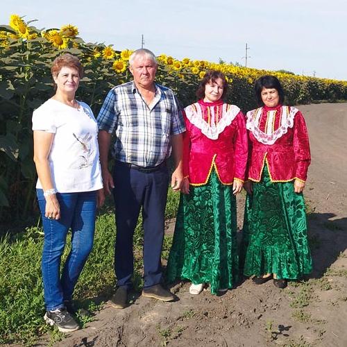 Песня нам строить и жить помогает