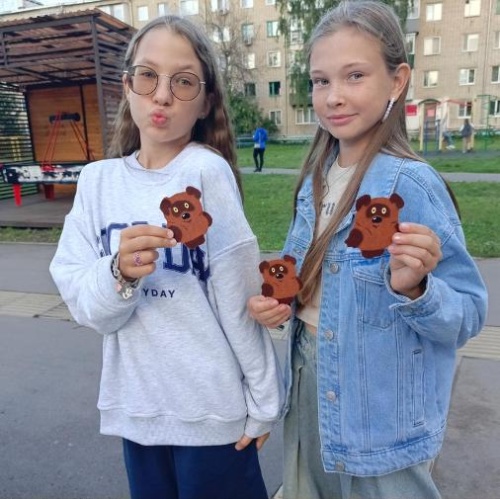 На досуге летним днём в руки книгу мы возьмем