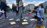 На досуге летним днём в руки книгу мы возьмем