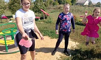 С книгой Пушкина на скамейке