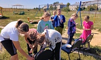 С книгой Пушкина на скамейке
