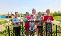 С книжкой на скамейке