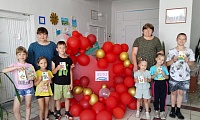 Я леплю из пластилина, получается картина