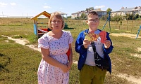С книгой Пушкина на скамейке
