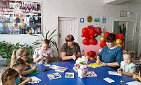 Я леплю из пластилина, получается картина