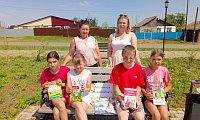 С книжкой на скамейке