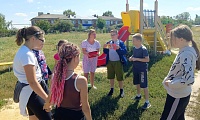 С книгой Пушкина на скамейке