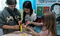 И кот ученый свои мне сказки говорил