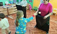 Пусть детство звонкое смеётся!