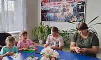 Я леплю из пластилина, получается картина