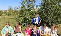 С книгой Пушкина на скамейке