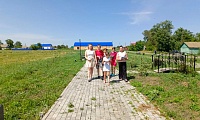 С книжкой на скамейке