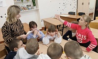 По комнате ходят сказки