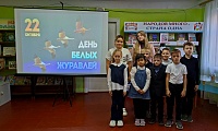 Летят над миром журавли