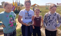 С книгой Пушкина на скамейке