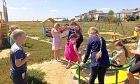 С книгой Пушкина на скамейке