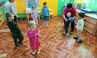 Пусть детство звонкое смеётся!
