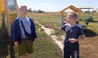 С книгой Пушкина на скамейке