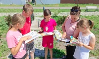 С книжкой на скамейке