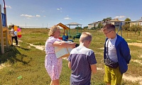 С книгой Пушкина на скамейке