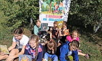С книгой Пушкина на скамейке