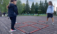 На досуге летним днём в руки книгу мы возьмем